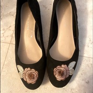 Embroidered flats with small heel